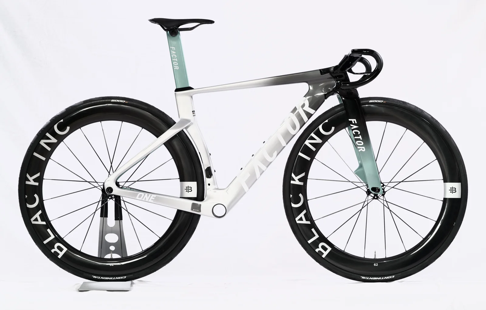 Factor One Rennvelo mit Black Inc Laufrädern