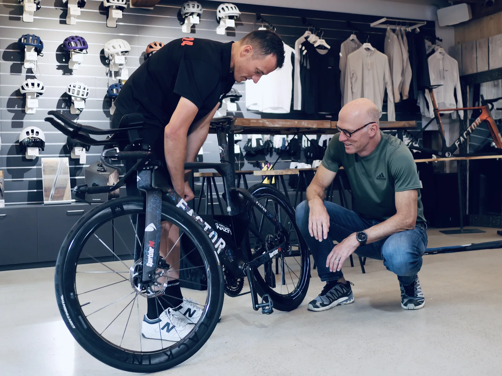 Urs berät einen Kunden am Triathlon-Velo im Sportster24-Laden