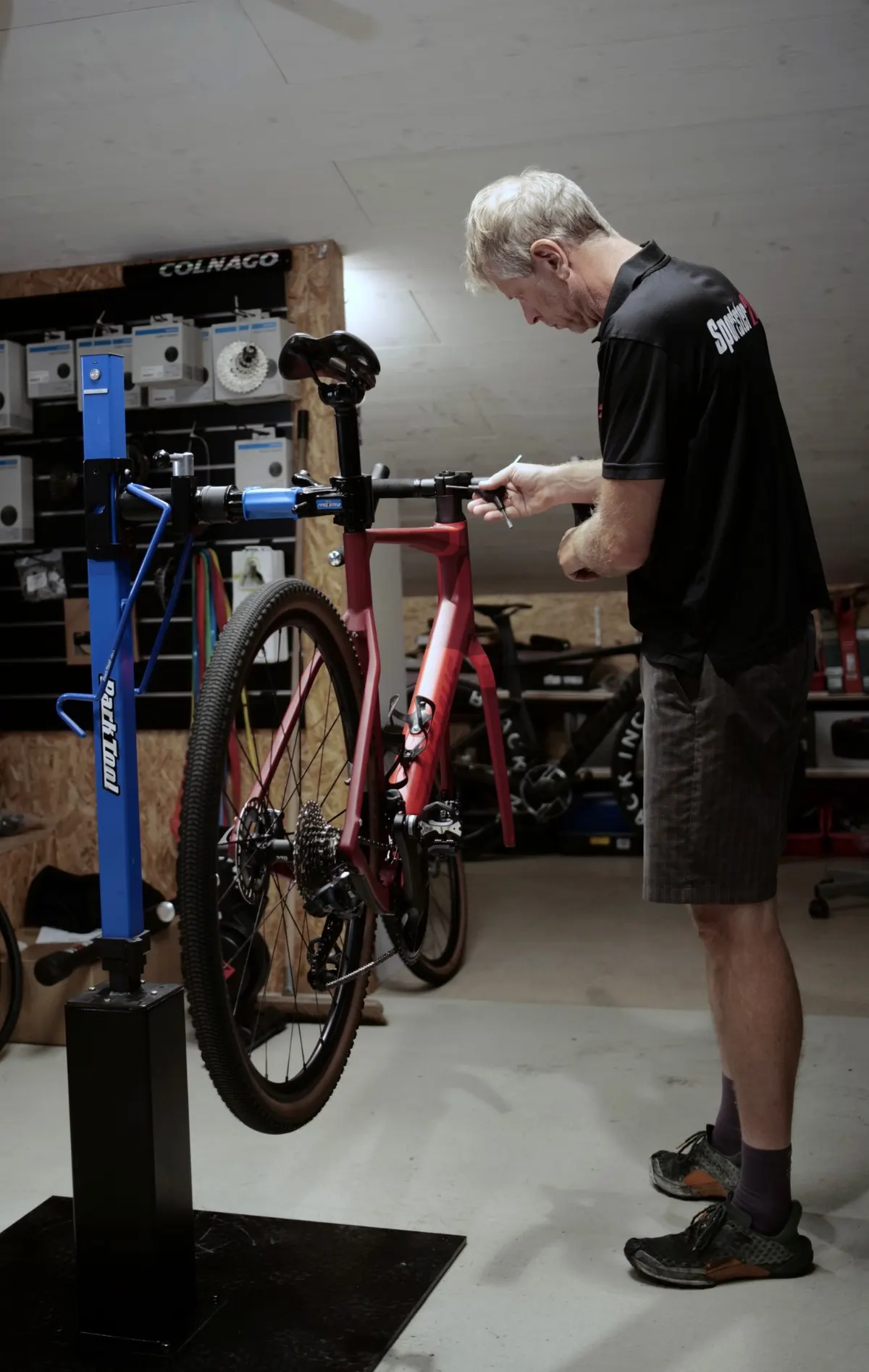 Mechaniker stellt die Schaltung am Rennvelo ein, Race Check bei Sportster24