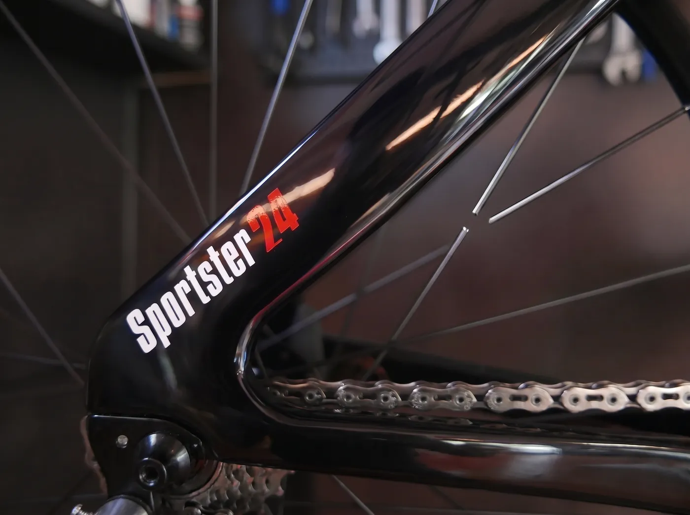 Gerissene Speiche am Hinterrad eines Rennvelos mit Sportster24-Schriftzug
