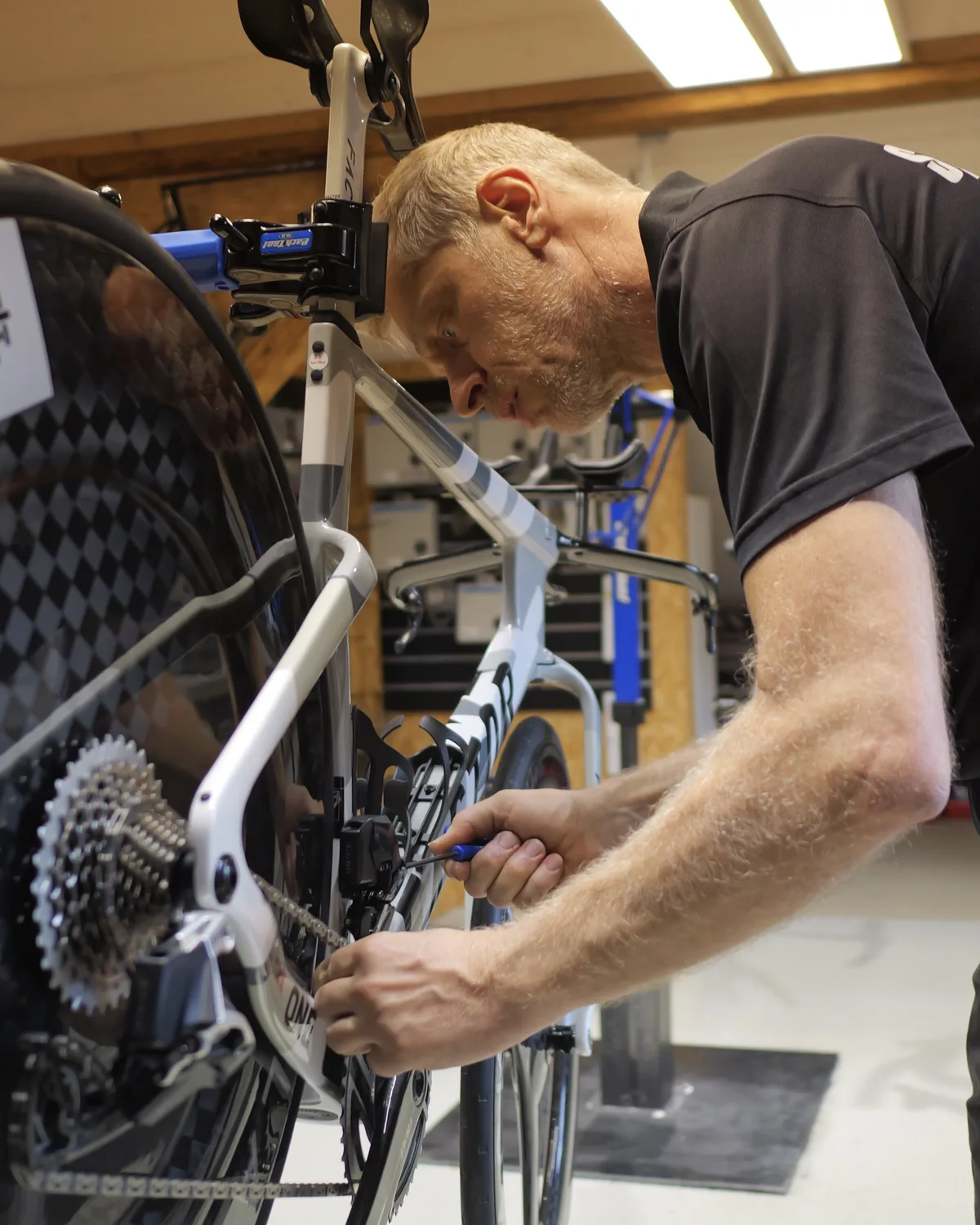 Mechaniker stellt die Schaltung am Rennvelo ein, Race Check bei Sportster24