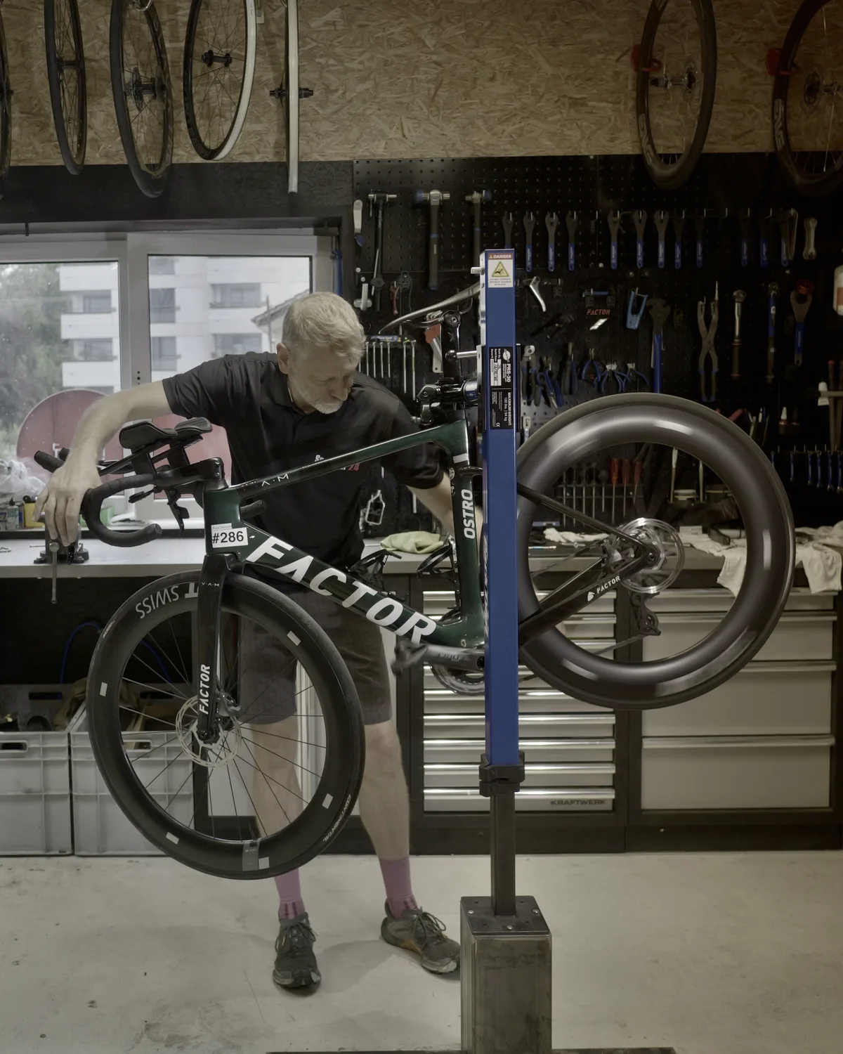 Mechaniker arbeitet am Factor-Rennvelo im Montageständer der Sportster24-Werkstatt